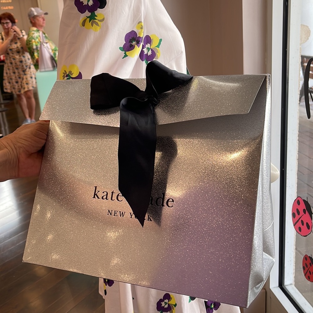 Kate Spade Gift Bag
Glitter - Picture 15 of 16
